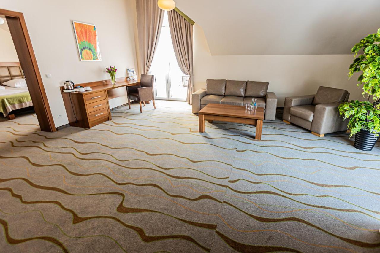 Hotel Olivia Medical Spa Skomielna Czarna Kültér fotó